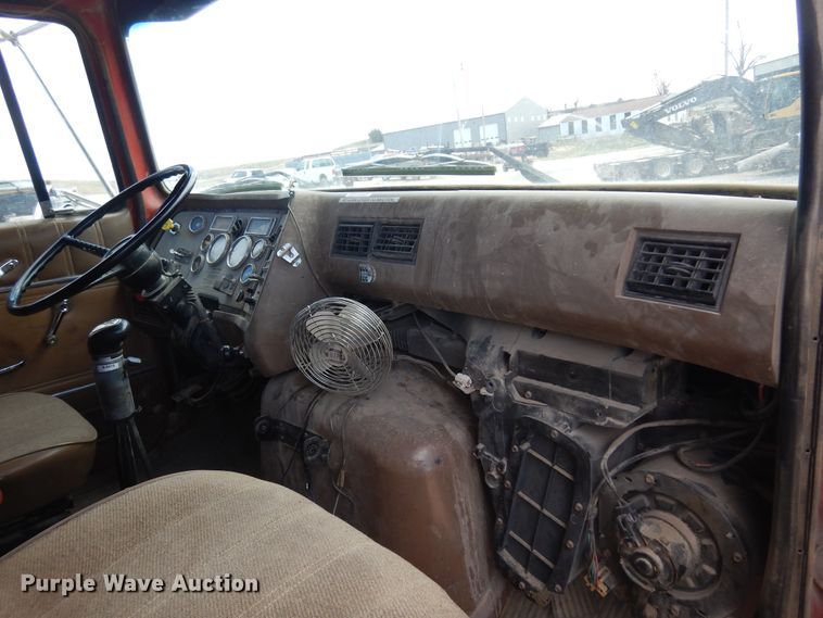 image for item DK0829 1995 Ford LNT8000  dump truck