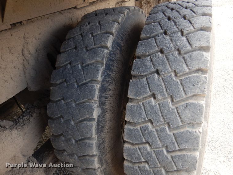 image for item DK0829 1995 Ford LNT8000  dump truck