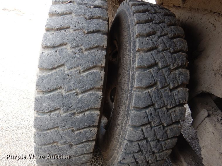 image for item DK0829 1995 Ford LNT8000  dump truck