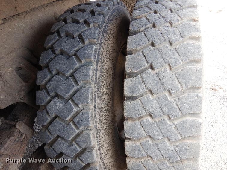 image for item DK0829 1995 Ford LNT8000  dump truck