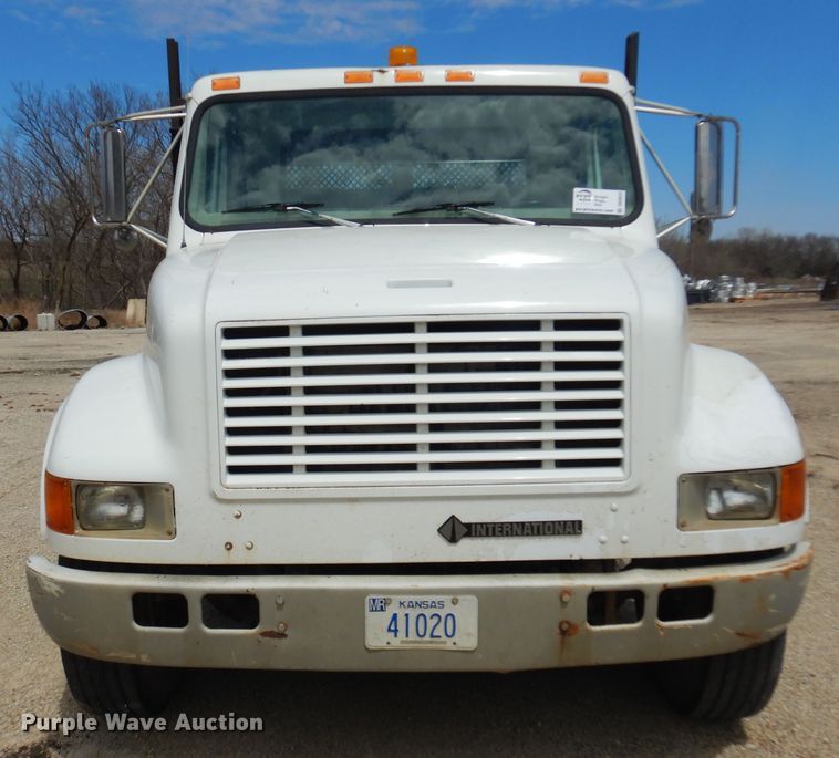 image for item DK0833 2000 International 4700  dump flatbed truck