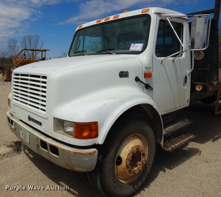 image for item DK0833 2000 International 4700  dump flatbed truck