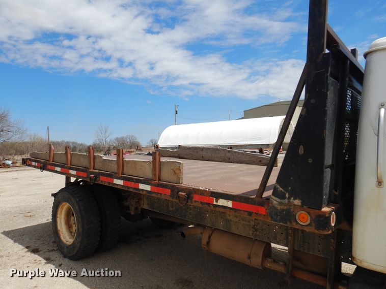 image for item DK0833 2000 International 4700  dump flatbed truck