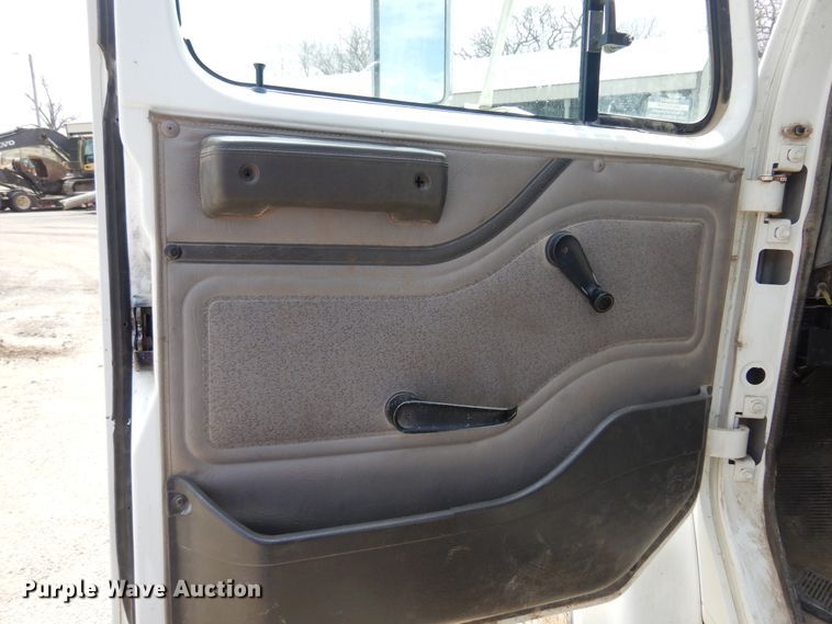 image for item DK0833 2000 International 4700  dump flatbed truck