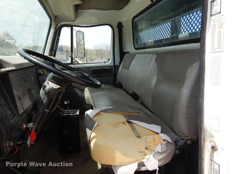 image for item DK0833 2000 International 4700  dump flatbed truck