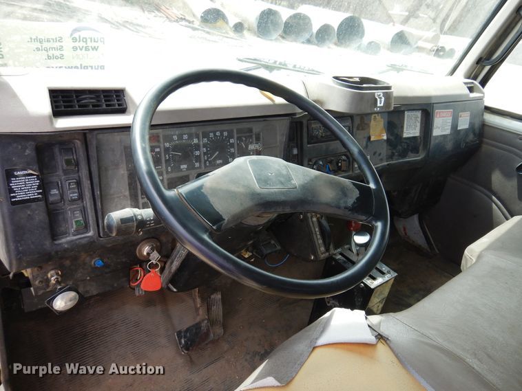 image for item DK0833 2000 International 4700  dump flatbed truck