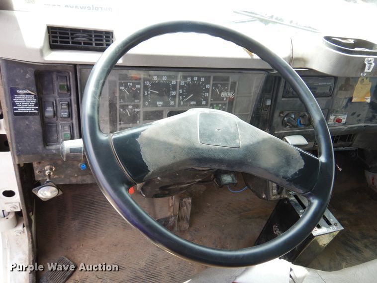 image for item DK0833 2000 International 4700  dump flatbed truck