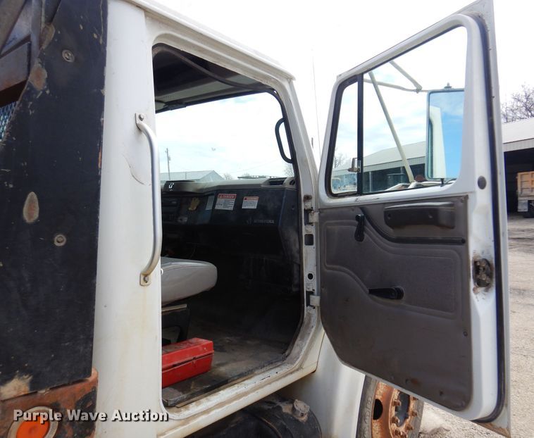 image for item DK0833 2000 International 4700  dump flatbed truck