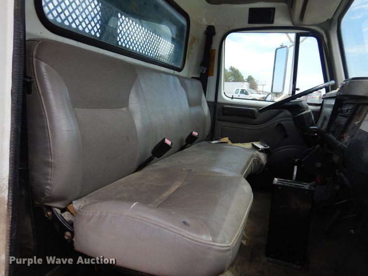 image for item DK0833 2000 International 4700  dump flatbed truck