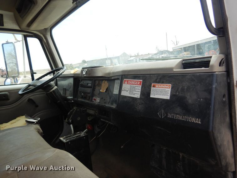 image for item DK0833 2000 International 4700  dump flatbed truck