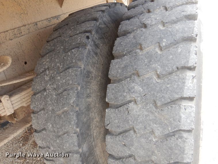 image for item DK0833 2000 International 4700  dump flatbed truck