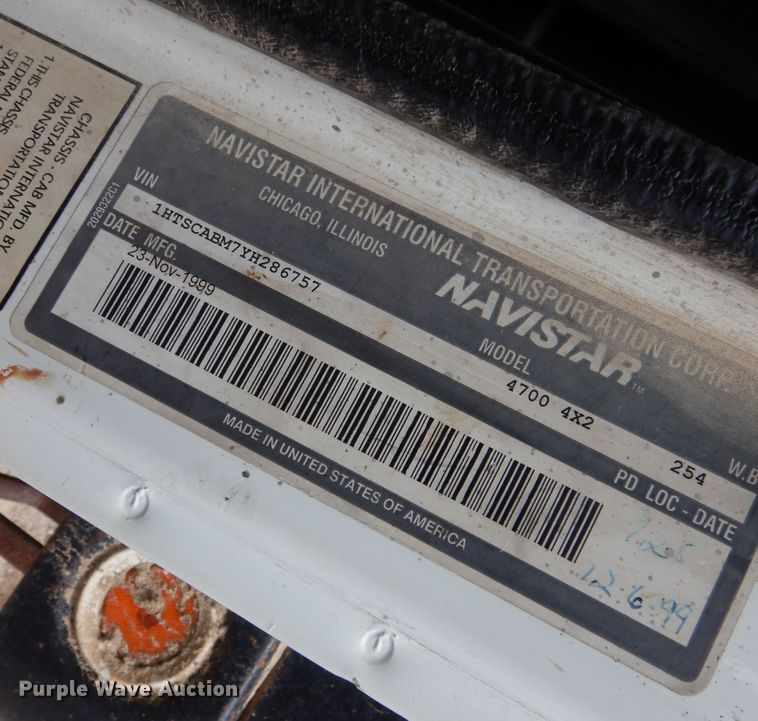 image for item DK0833 2000 International 4700  dump flatbed truck