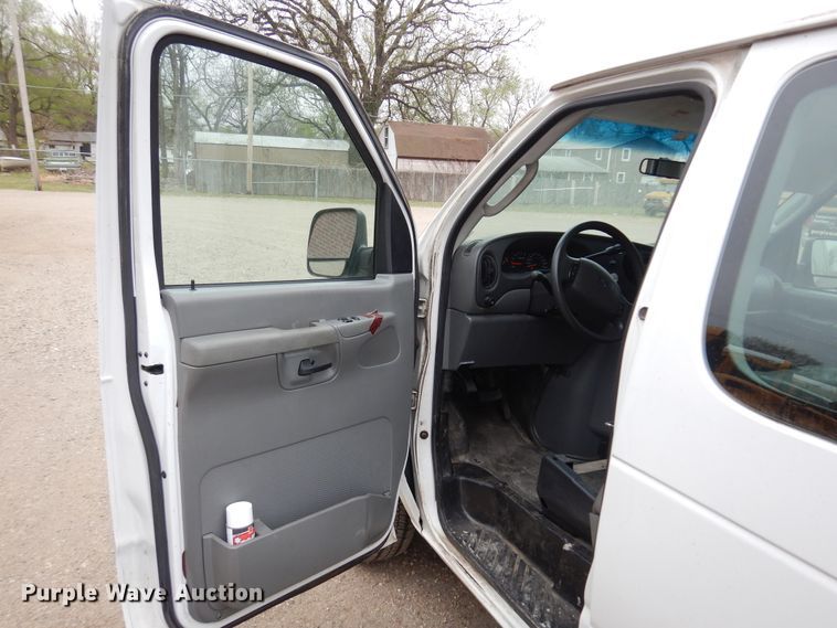 image for item DK0853 2004 Ford E150  van