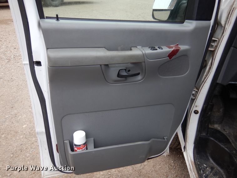 image for item DK0853 2004 Ford E150  van