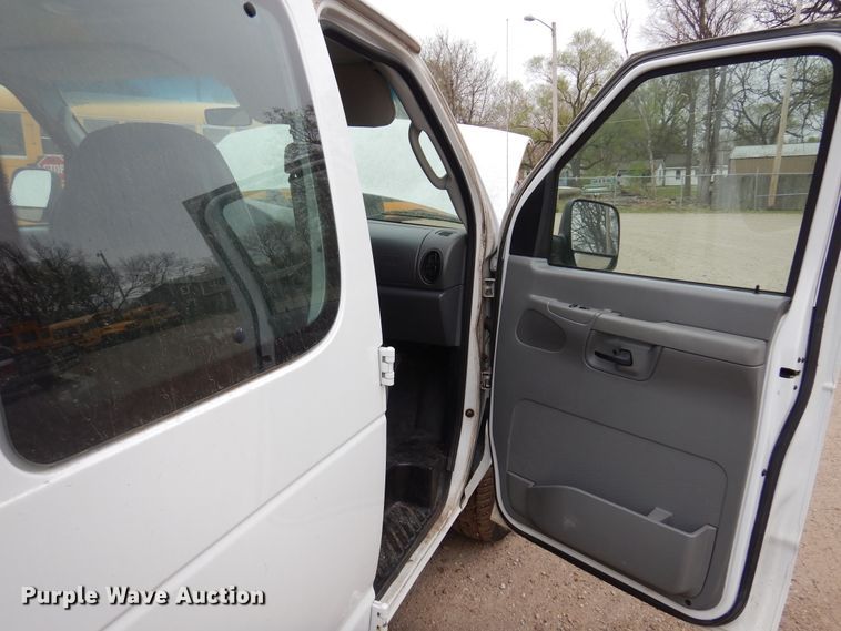 image for item DK0853 2004 Ford E150  van