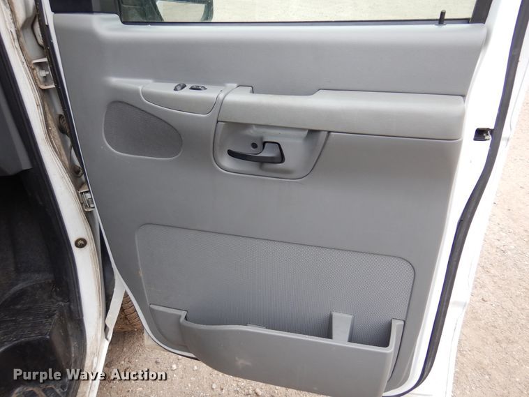 image for item DK0853 2004 Ford E150  van