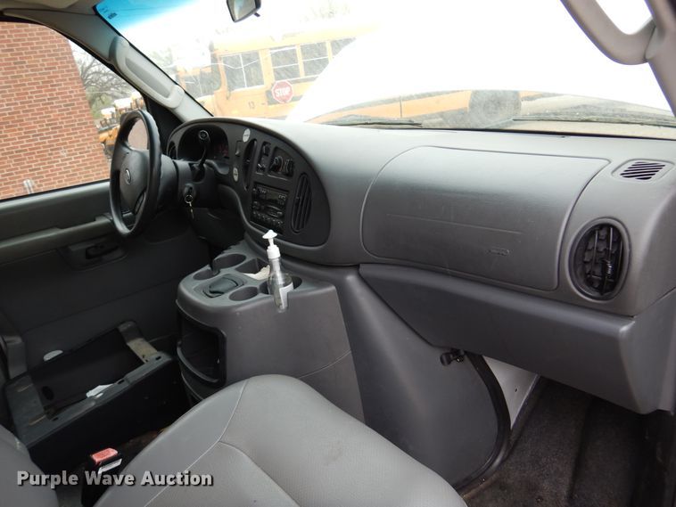 image for item DK0853 2004 Ford E150  van