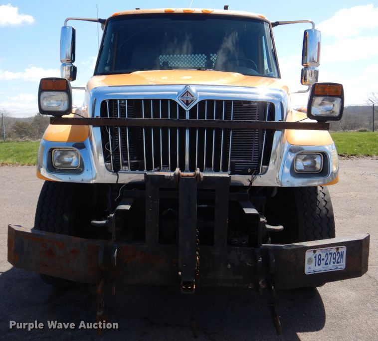 image for item DM7279 2004 International 7400  dump flatbed truck