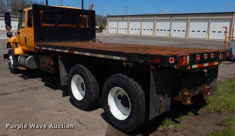 image for item DM7279 2004 International 7400  dump flatbed truck