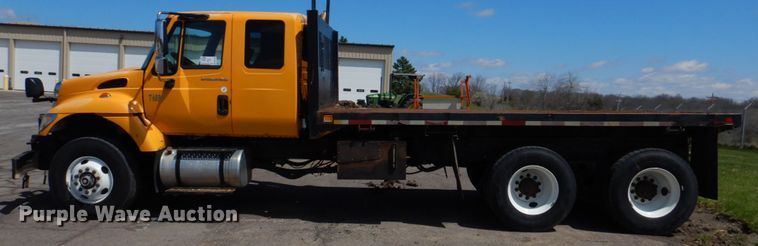 image for item DM7279 2004 International 7400  dump flatbed truck