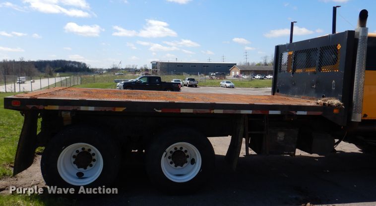 image for item DM7279 2004 International 7400  dump flatbed truck