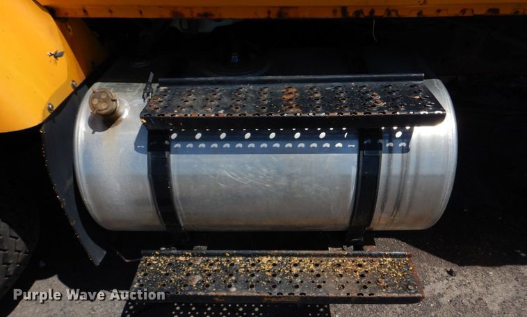image for item DM7279 2004 International 7400  dump flatbed truck