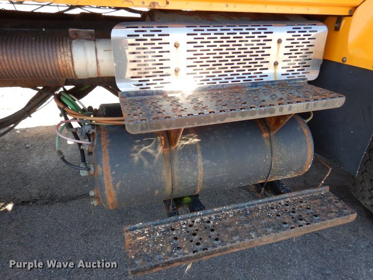 image for item DM7279 2004 International 7400  dump flatbed truck
