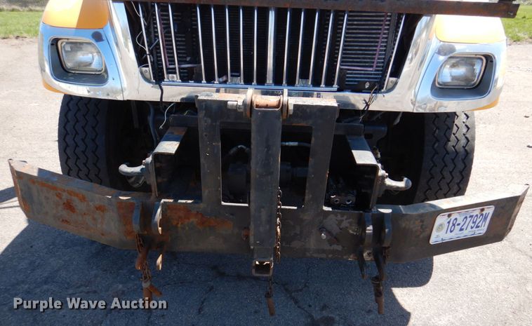 image for item DM7279 2004 International 7400  dump flatbed truck