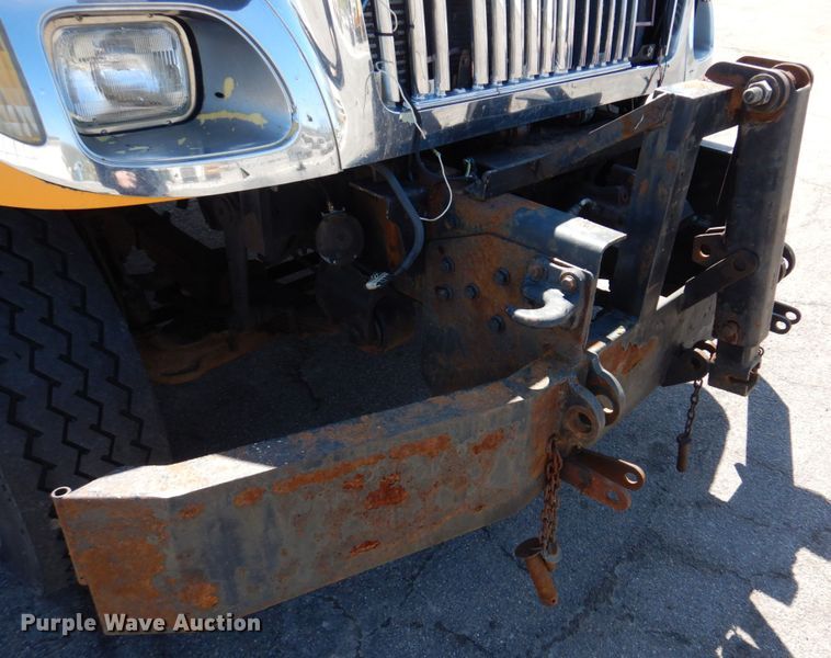 image for item DM7279 2004 International 7400  dump flatbed truck