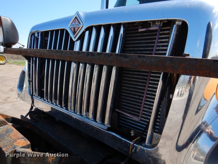 image for item DM7279 2004 International 7400  dump flatbed truck