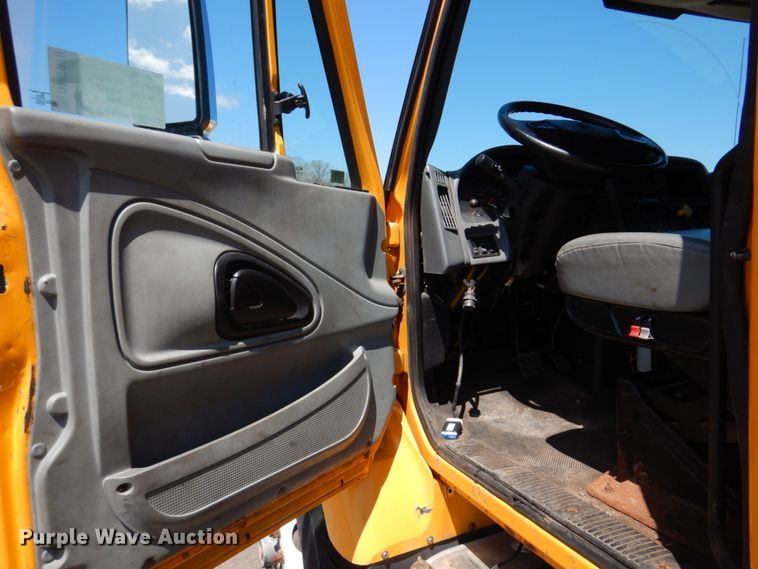 image for item DM7279 2004 International 7400  dump flatbed truck