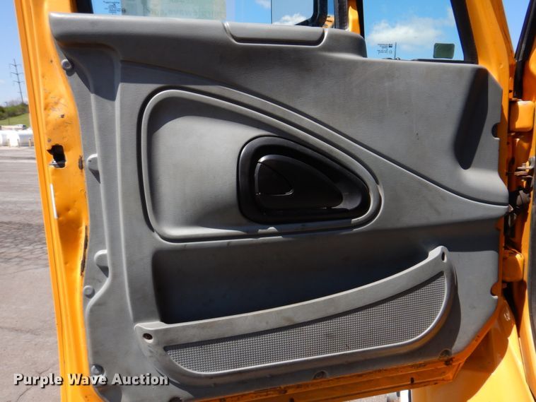 image for item DM7279 2004 International 7400  dump flatbed truck