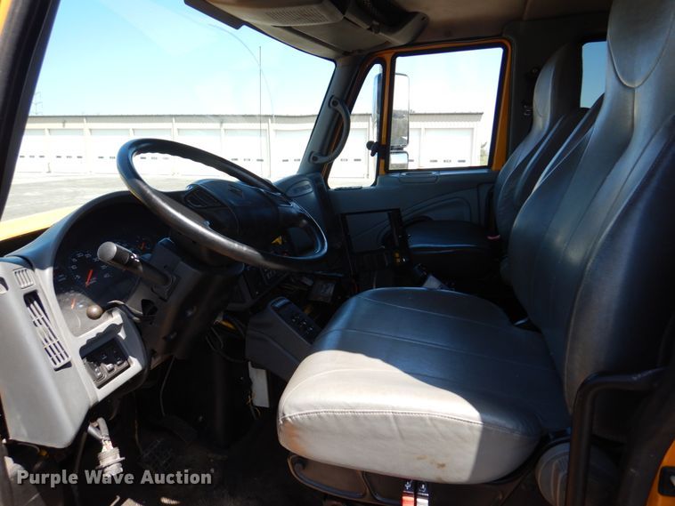 image for item DM7279 2004 International 7400  dump flatbed truck