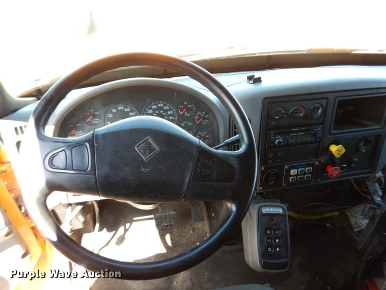image for item DM7279 2004 International 7400  dump flatbed truck