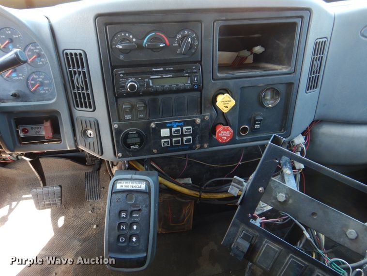 image for item DM7279 2004 International 7400  dump flatbed truck