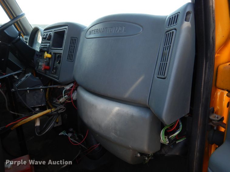 image for item DM7279 2004 International 7400  dump flatbed truck
