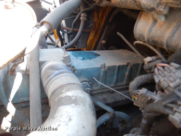 image for item DM7279 2004 International 7400  dump flatbed truck