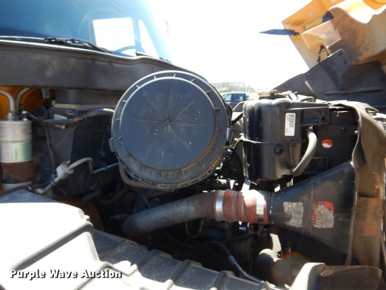 image for item DM7279 2004 International 7400  dump flatbed truck