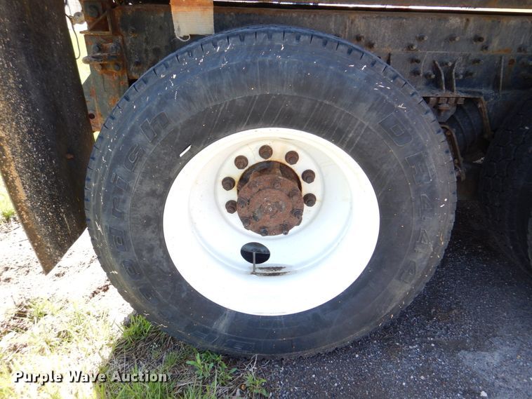 image for item DM7279 2004 International 7400  dump flatbed truck