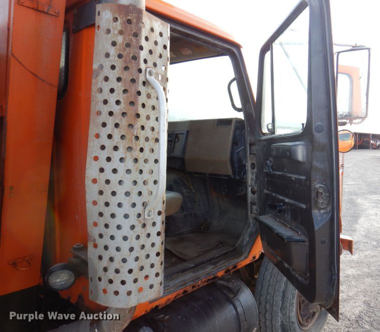 image for item DP5444 1993 International 4900  dump truck