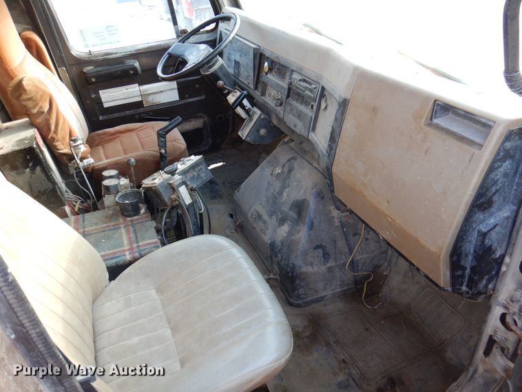 image for item DP5444 1993 International 4900  dump truck