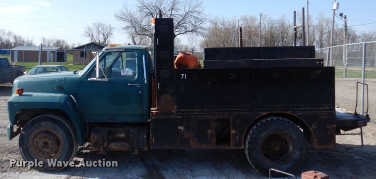 image for item DP5445 1986 Ford F700  utility / service truck