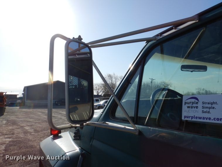 image for item DP5445 1986 Ford F700  utility / service truck