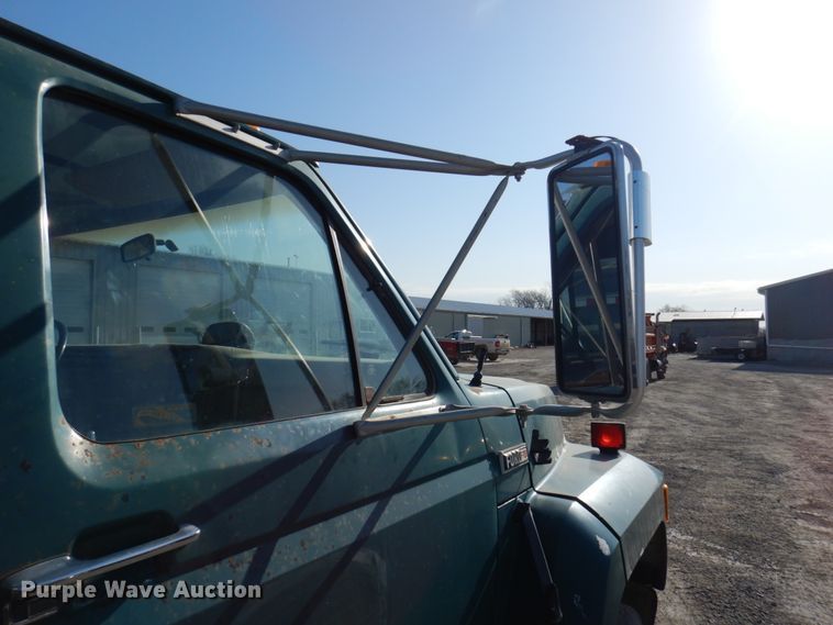 image for item DP5445 1986 Ford F700  utility / service truck