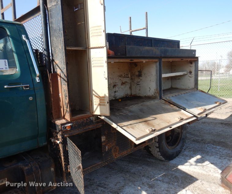 image for item DP5445 1986 Ford F700  utility / service truck