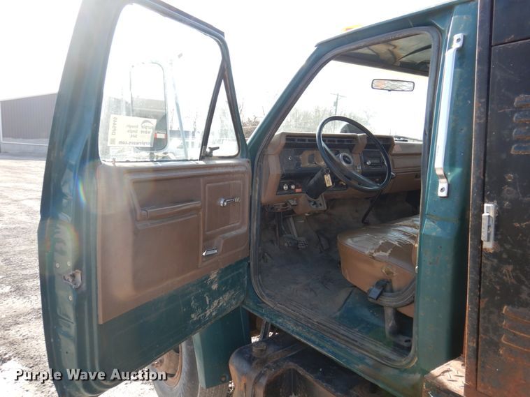 image for item DP5445 1986 Ford F700  utility / service truck