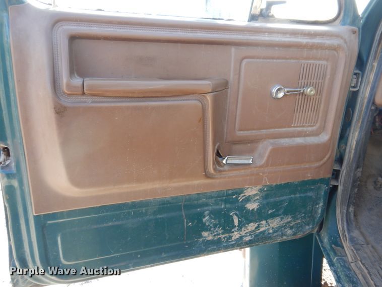 image for item DP5445 1986 Ford F700  utility / service truck