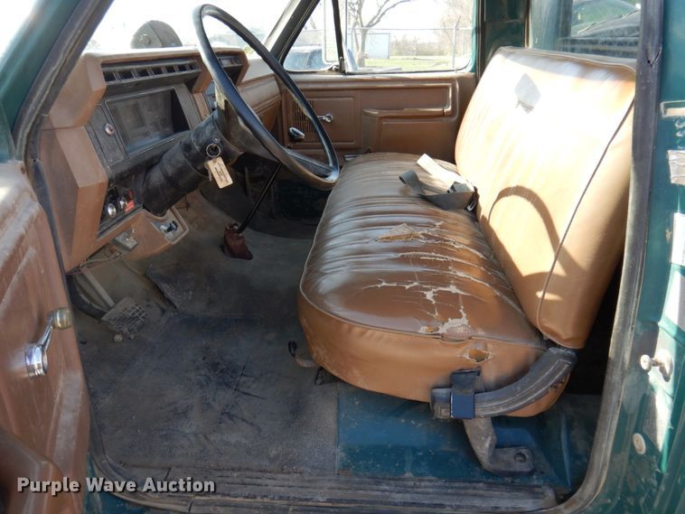 image for item DP5445 1986 Ford F700  utility / service truck