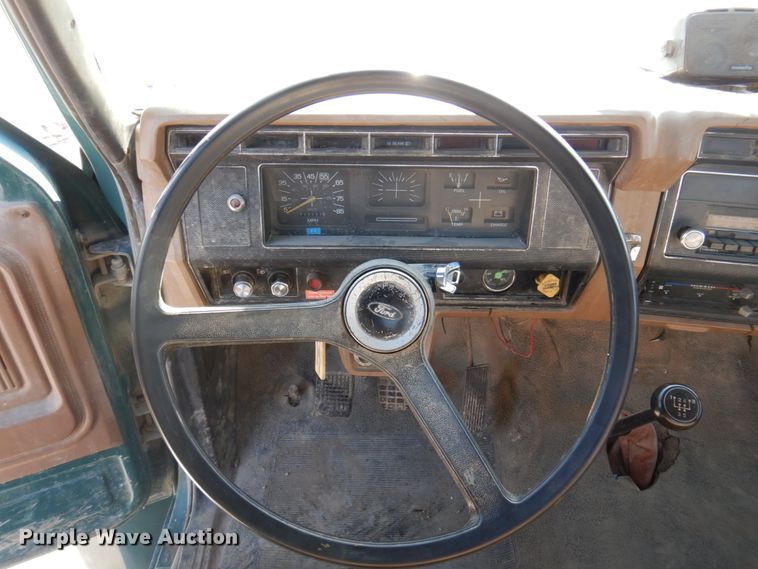 image for item DP5445 1986 Ford F700  utility / service truck