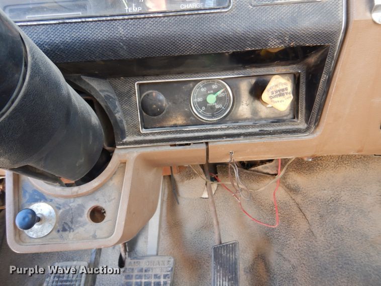 image for item DP5445 1986 Ford F700  utility / service truck